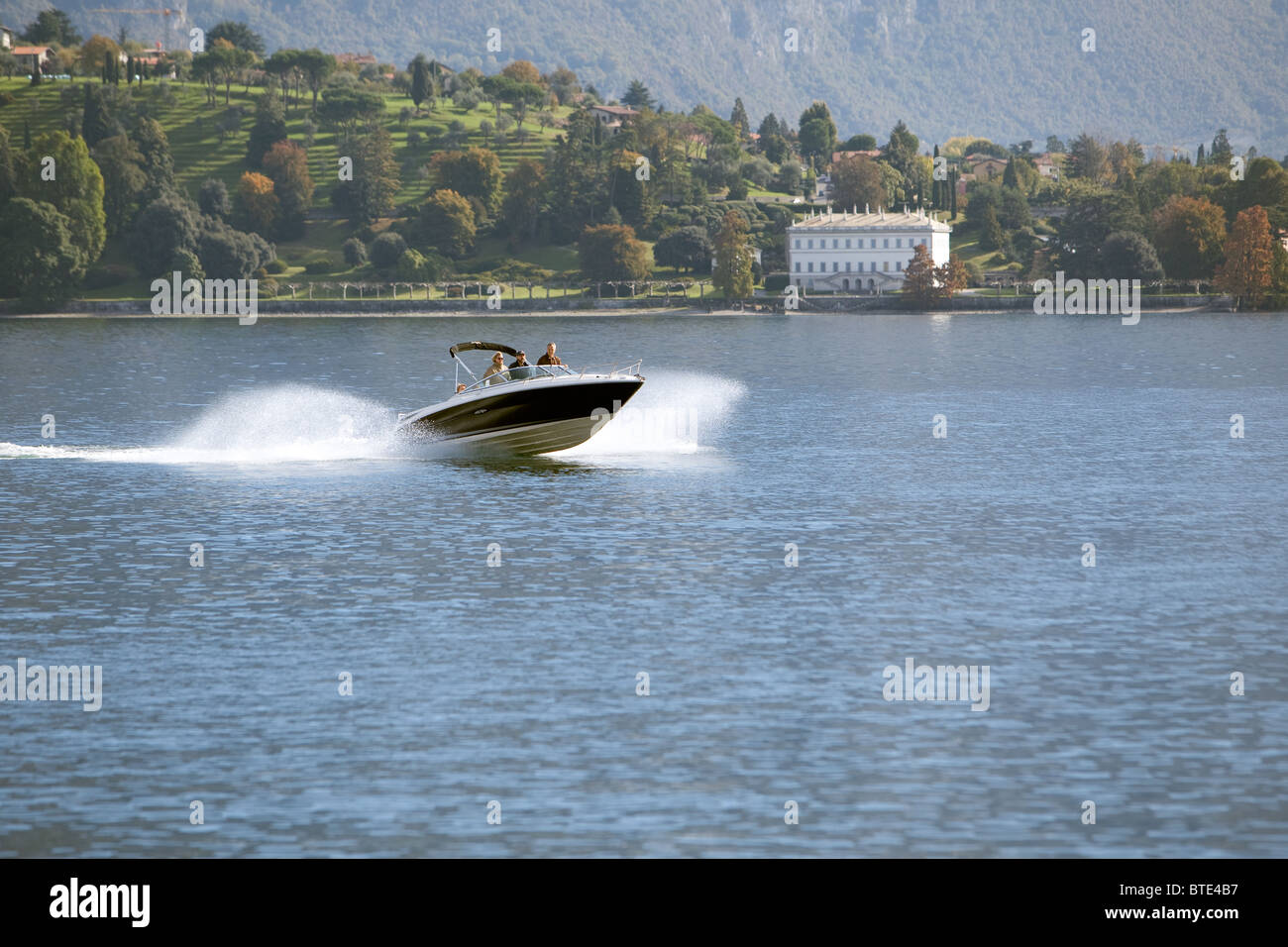 Bateau de traverser le lac de Côme Italie Banque D'Images