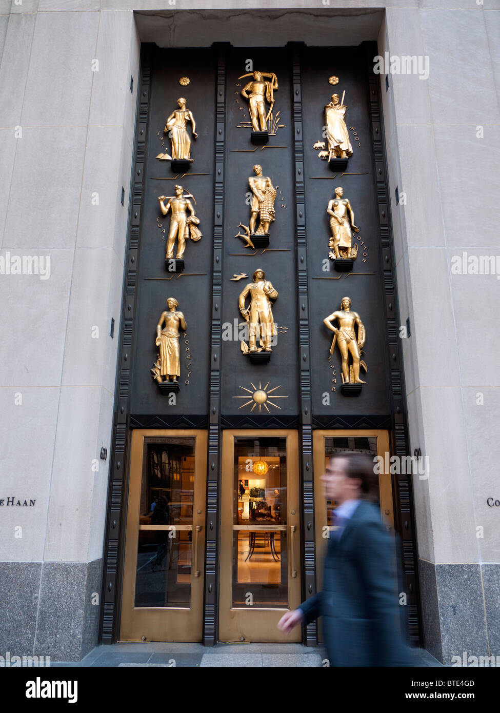 Décoration Art déco sur façade de Rockefeller Center de Manhattan à New York City USA Banque D'Images