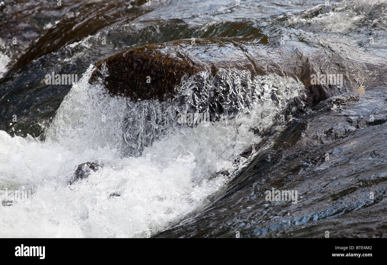 Capture d'une netteté et d'une rivière déchaînée sur les rochers Banque D'Images