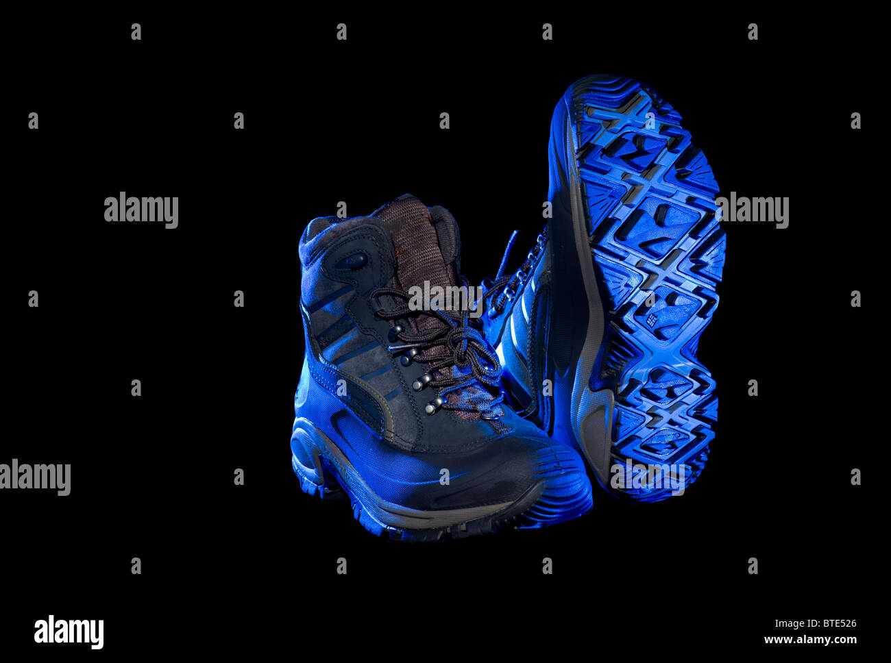 Chaussures de trekking en bleu rendez-vous gratuitement sans souci passe pied lumière découpe pieds Banque D'Images