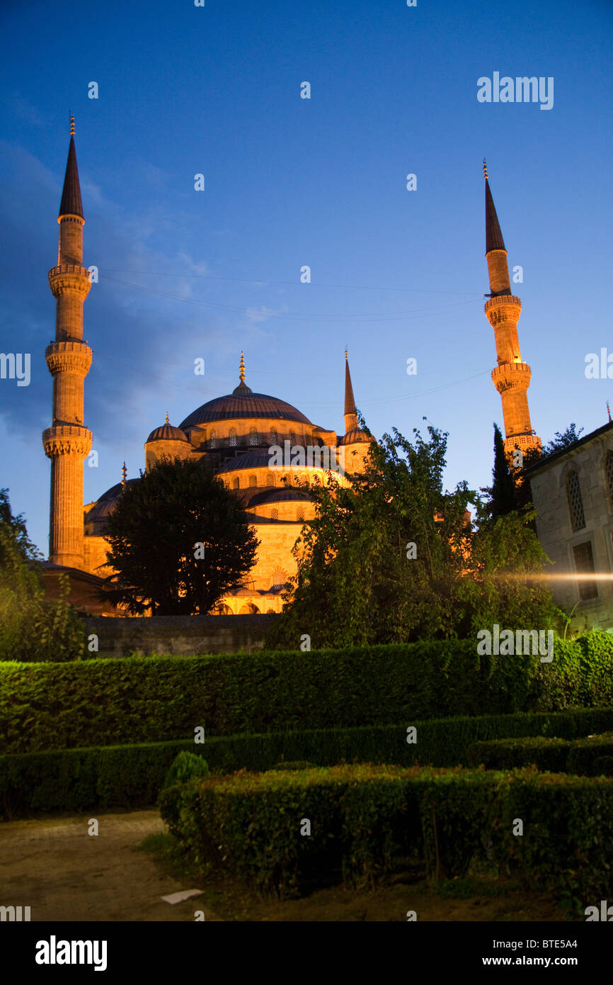 Mosquée Sultan Ahmed - Mosquée bleue avec 6 minarets à Istanbul en Turquie. Crépuscule de la place Sultanahmet Turquie 101360 portrait Banque D'Images
