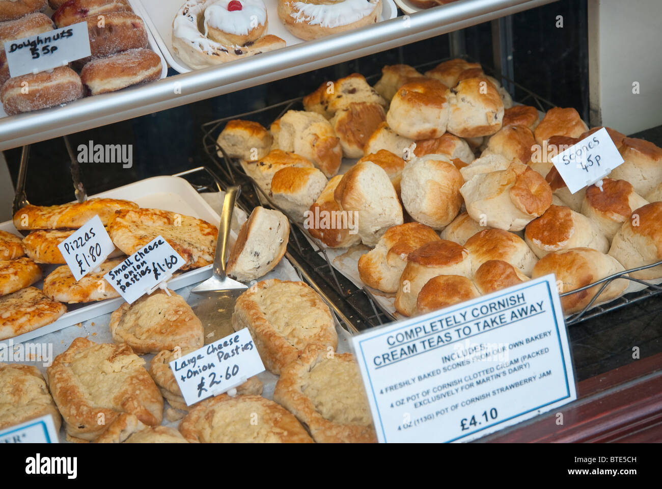 Fenêtre boulangerie magasin à Looe, Cornwall, UK Banque D'Images