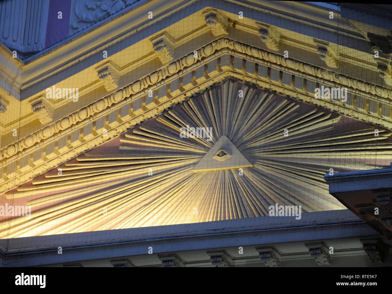 Un oeil dans un triangle, un franc-maçon symbole sur la façade de la cathédrale de Salta en Argentine. Banque D'Images