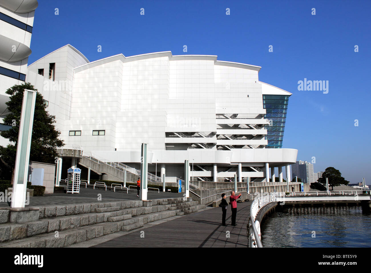 Les touristes de prendre une photo de Harbour en face de la National Convention Center à Yokohama au Japon Banque D'Images