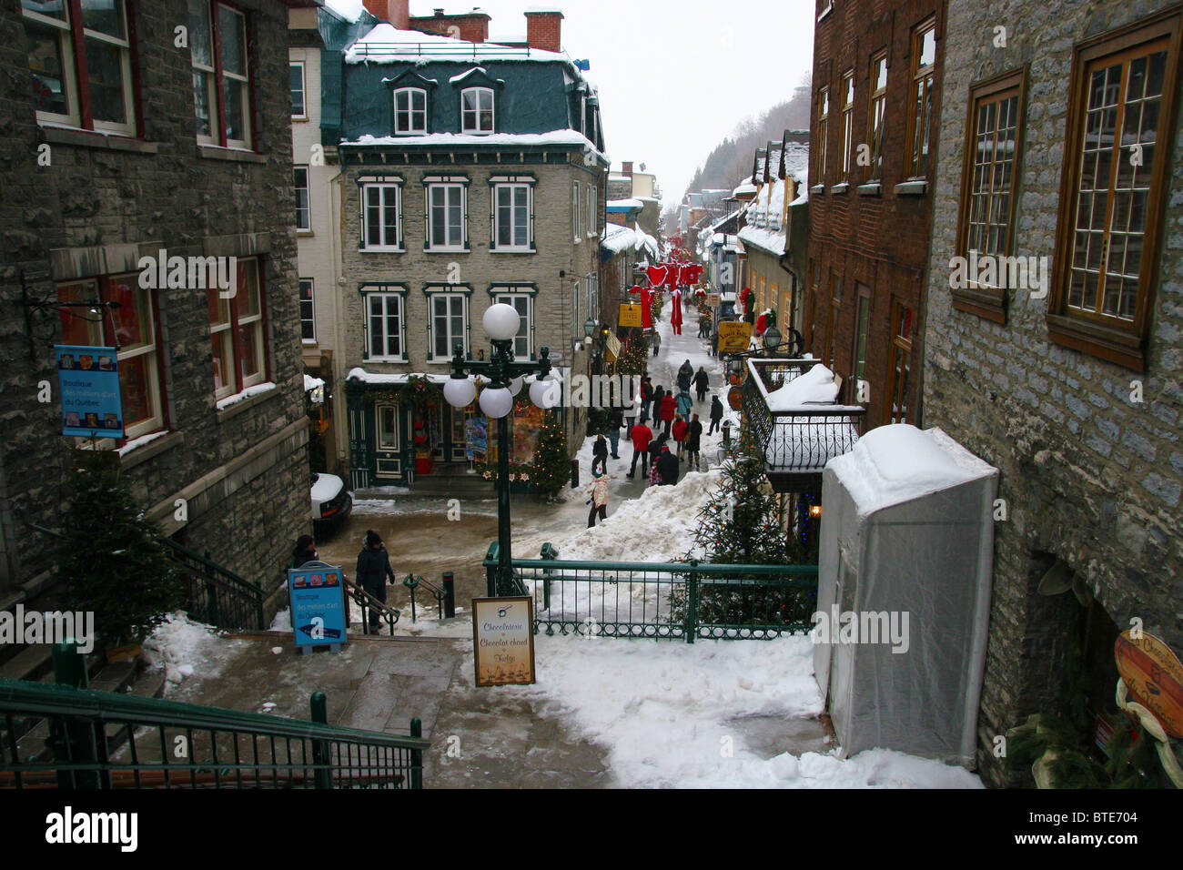 Rue du Petit-Champlain, dans la basse-ville de Québec à Noël, Québec, Canada Banque D'Images