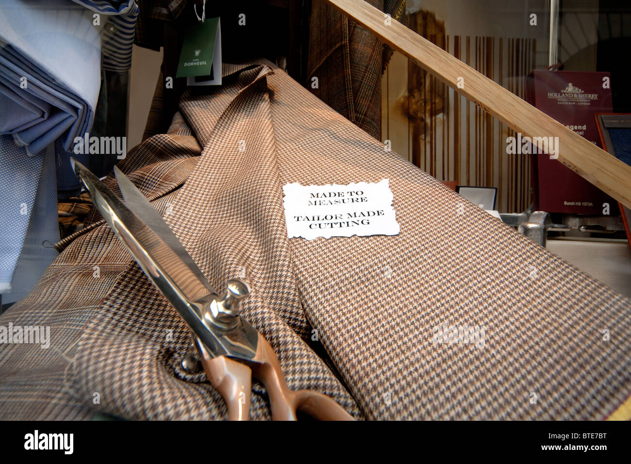 Inscrivez-vous sur mesure dans une boutique de tailleur traditionnel fenêtre dans Bologne Italie. Banque D'Images