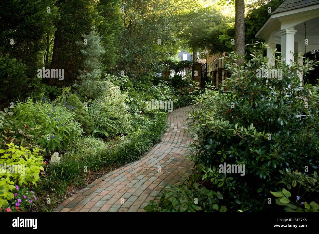 Brique chemin menant à travers les jardins. Banque D'Images