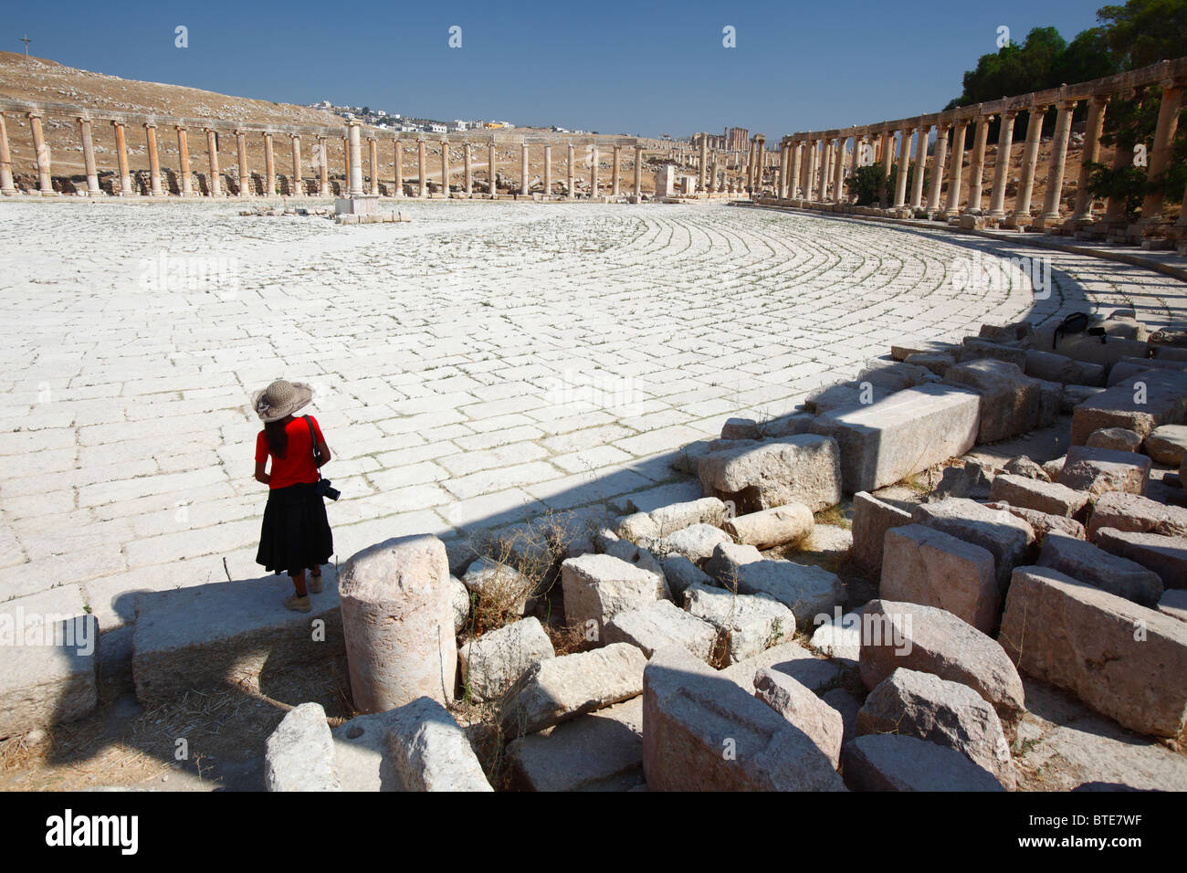 Le Colonnade romaine sur le Forum ovale, Jerash Jordanie Photo Stock - Alamy