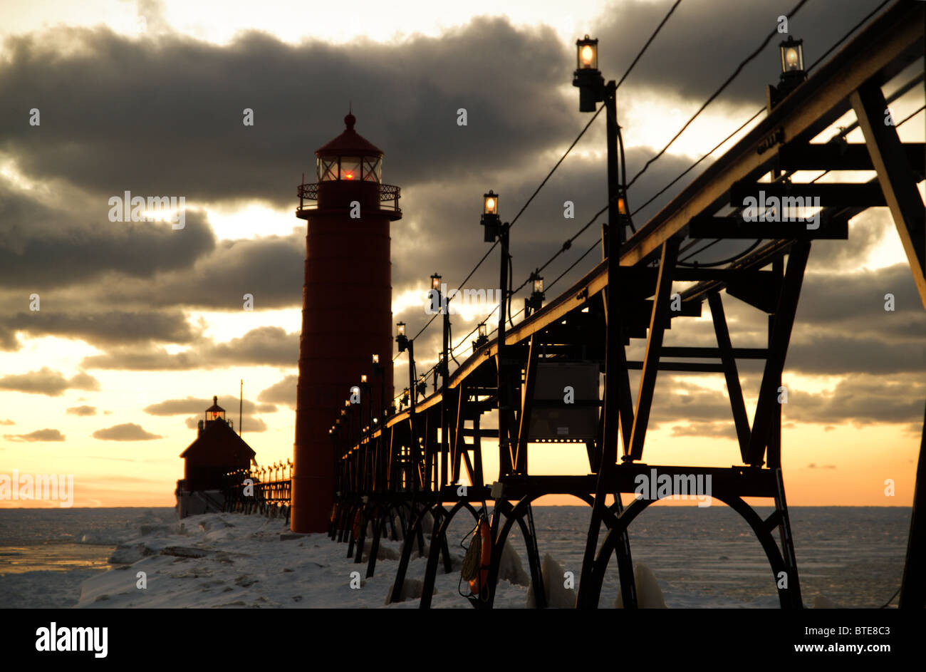 Coucher de soleil sur le phare de Grand Haven, Grand Haven, Michigan, USA Banque D'Images