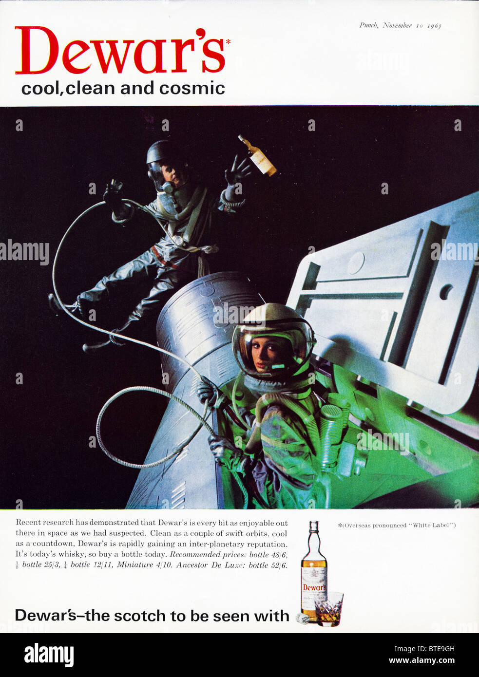 Publicité pour le whisky scotch Dewars dans un magazine du 10 novembre 1965 Banque D'Images