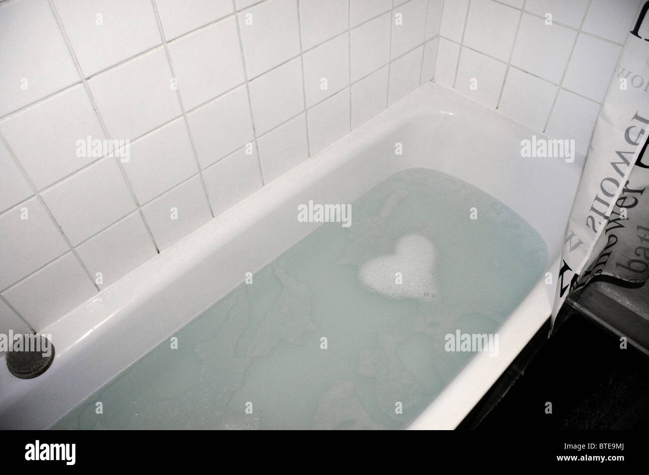 De l'eau savonneuse formant une baignoire en forme de coeur Photo Stock -  Alamy