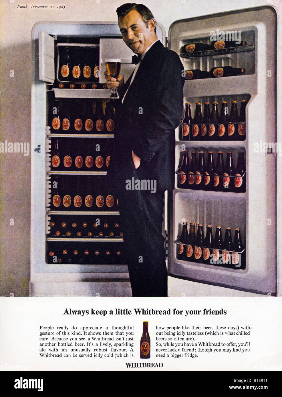 Publicité pour la bière en bouteille Whitbread dans le magazine du 10 novembre 1965 Banque D'Images