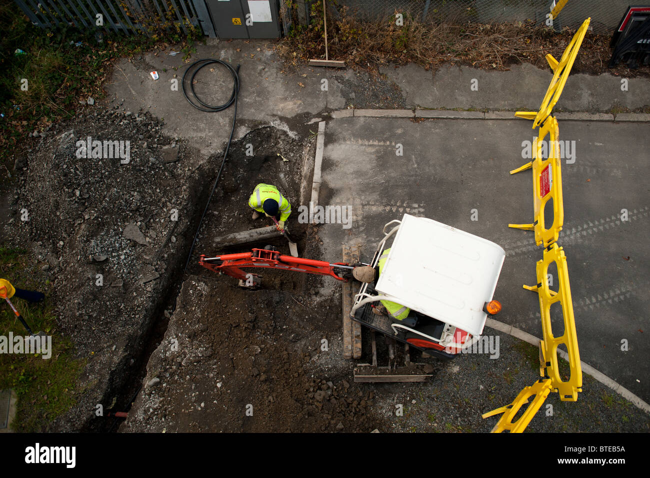 Mini pelle creuser une tranchée , vues de dessus, UK Banque D'Images