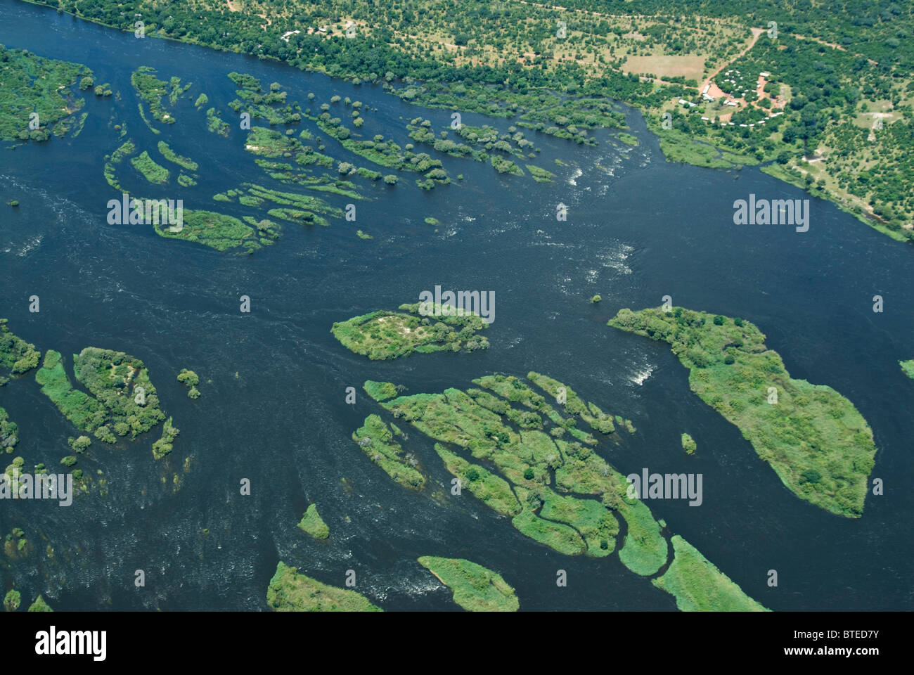 Vue panoramique aérienne de la rivière Zambezi avec quelques îles reed Banque D'Images