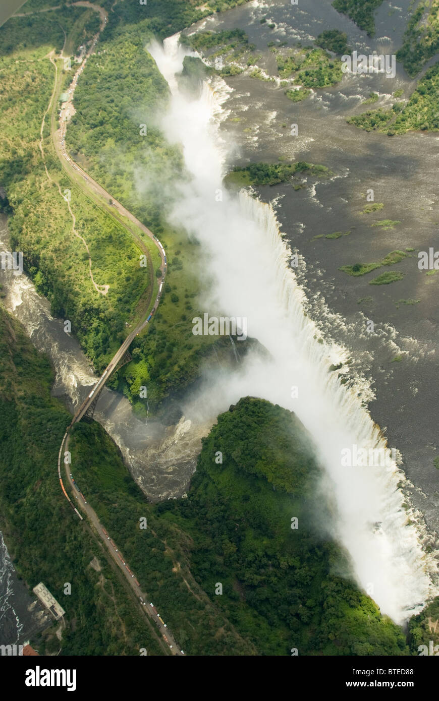 Une vue aérienne des chutes Victoria et le pont sur le Devils Cataract Gorge reliant le Zimbabwe et la Zambie Banque D'Images