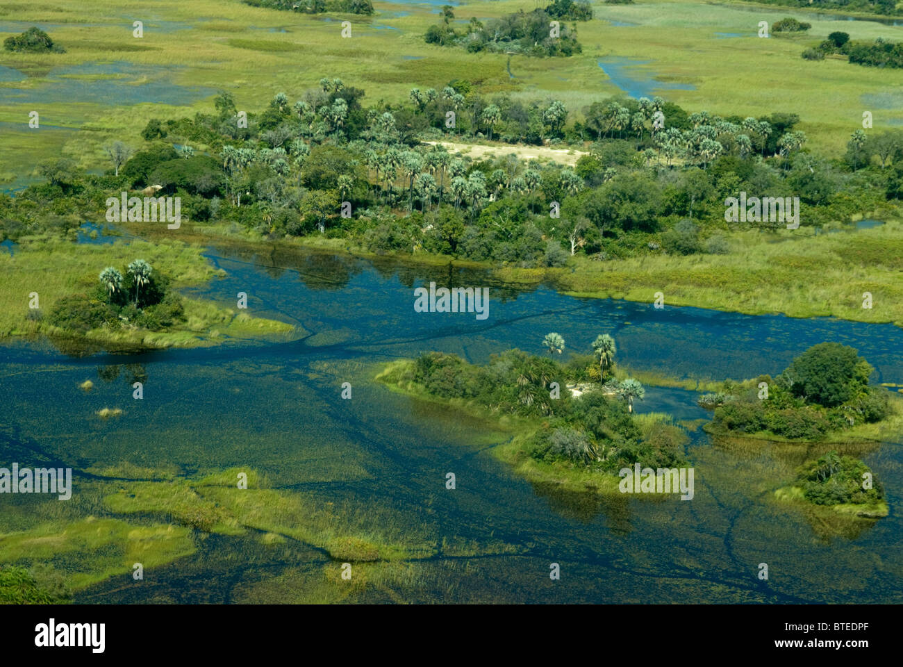 Vue panoramique aérienne du delta de l'Okavango montrant les îles et d'eau Banque D'Images