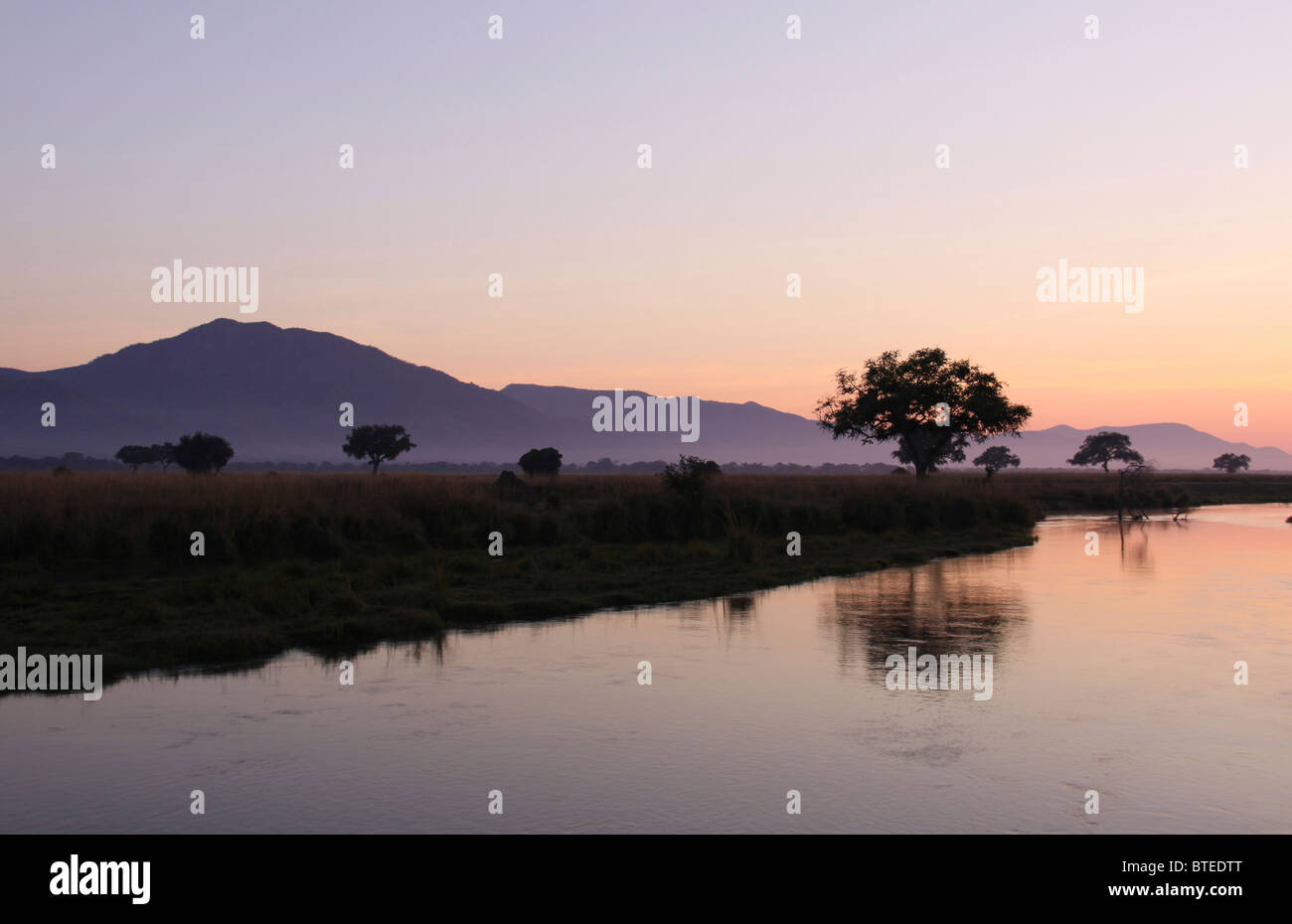 Coucher du soleil avec la montagne en arrière-plan Banque D'Images