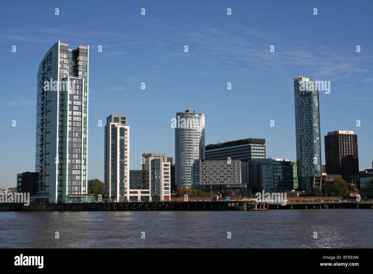Liverpool gratte-ciel vus de la rivière Mersey, UK Banque D'Images