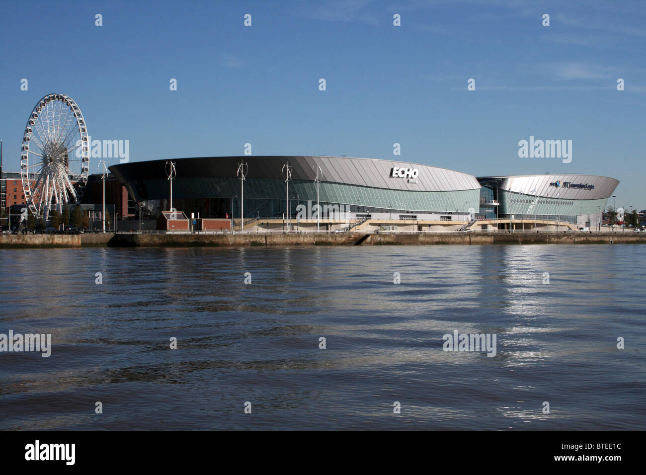 Liverpool Echo Arena et Grande Roue vus de la rivière Mersey, UK Banque D'Images