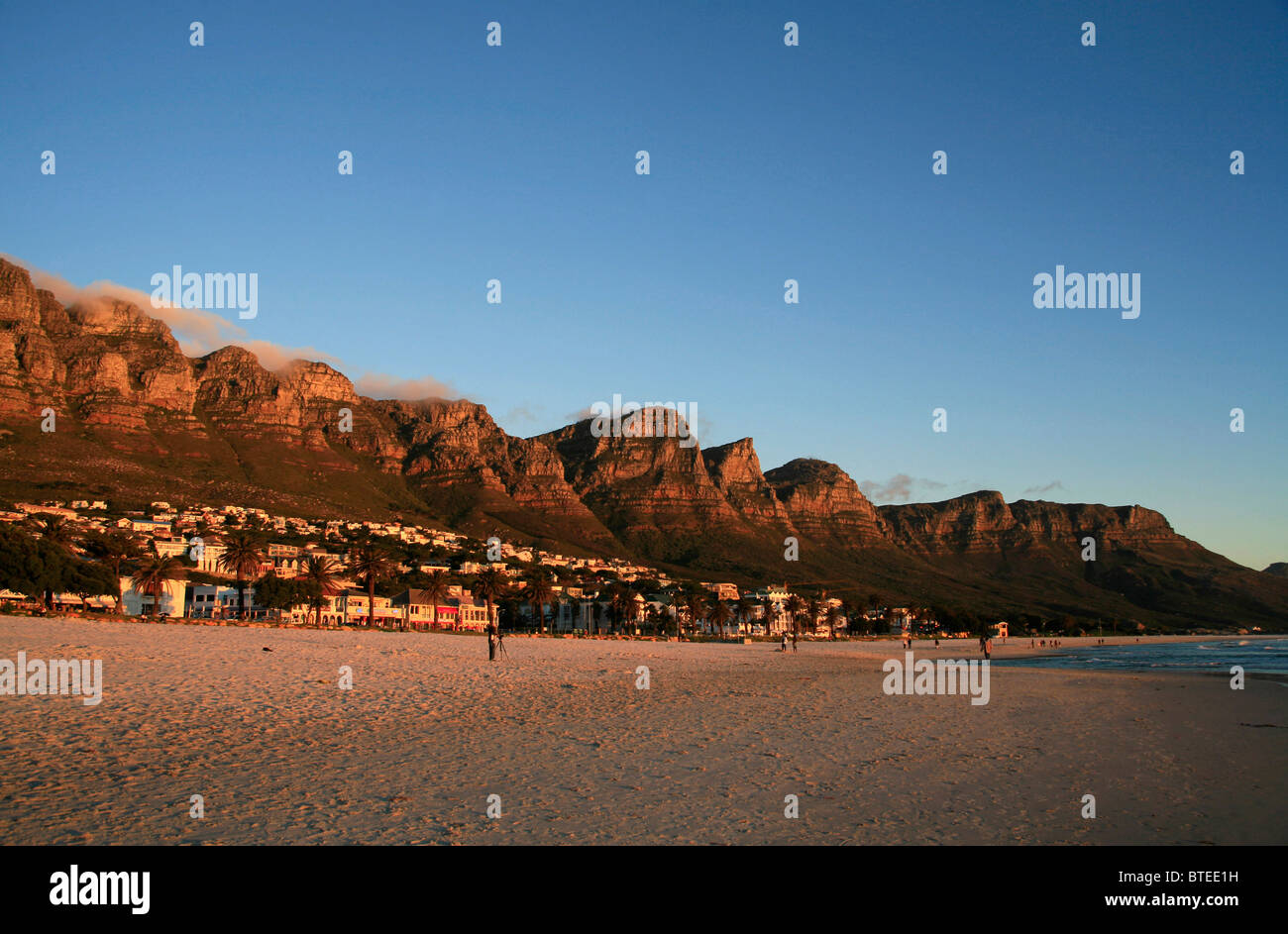 Coucher du soleil à la plage de Camps Bay, avec douze apôtres montagnes en arrière-plan Banque D'Images