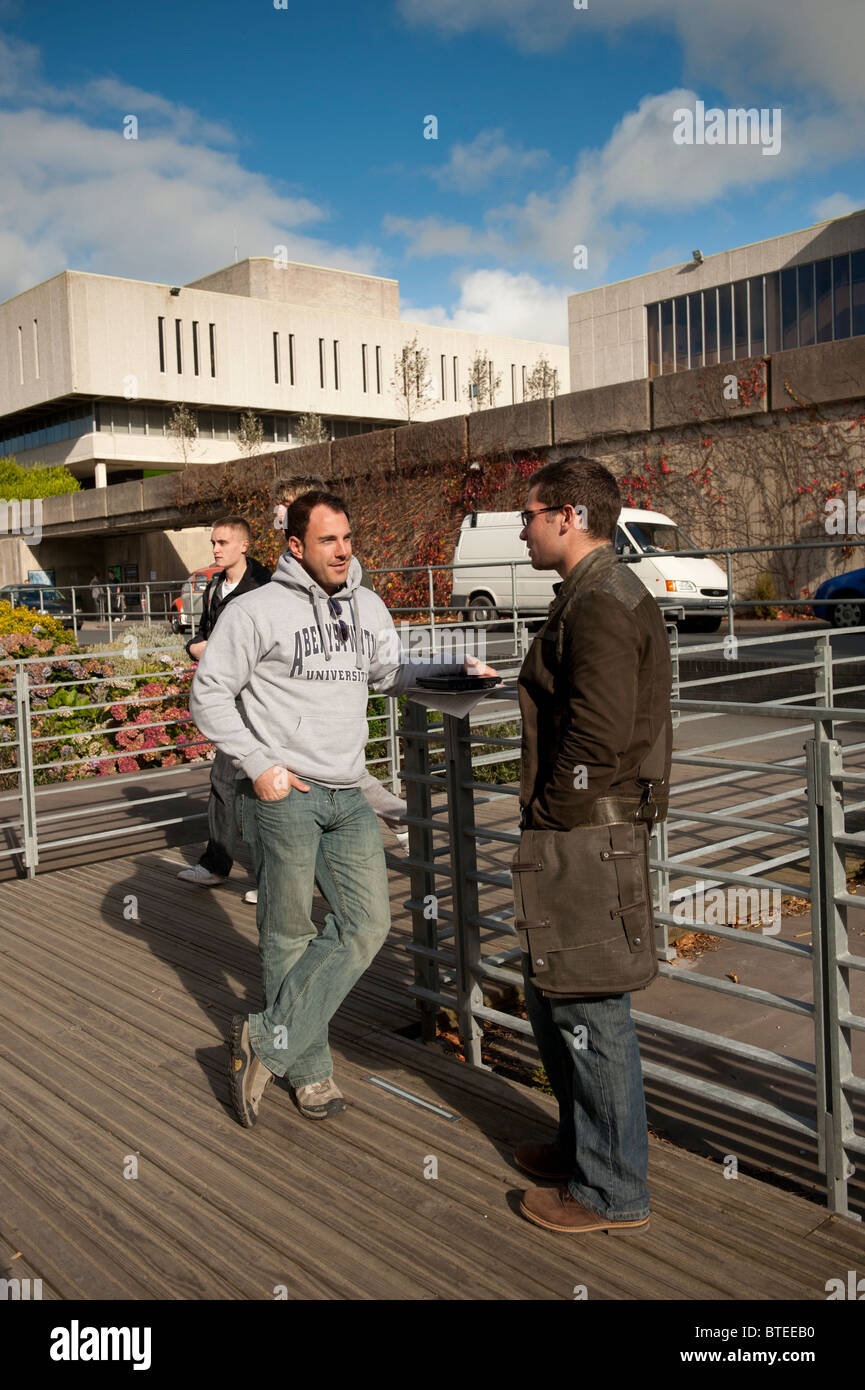 Deux étudiants en conversation sur le campus de l'Université d'Aberystwyth, Pays de Galles, Royaume-Uni Banque D'Images