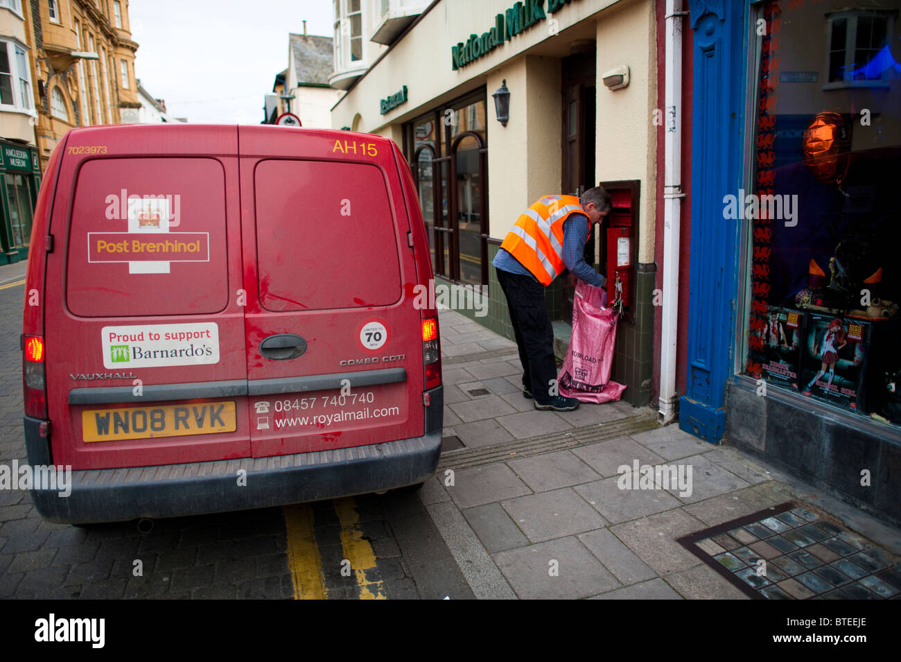 Royal Mail postman la collecte post, Aberystwyth, Pays de Galles UK Banque D'Images