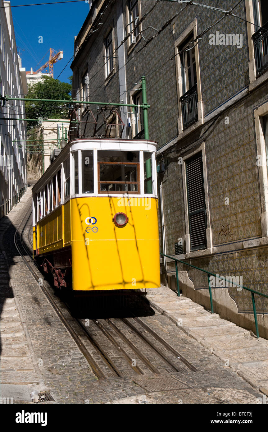 Le funiculaire transport de l'ascensor Laure n'attend que les passagers dans la région de Lisbonne Restauradores Banque D'Images