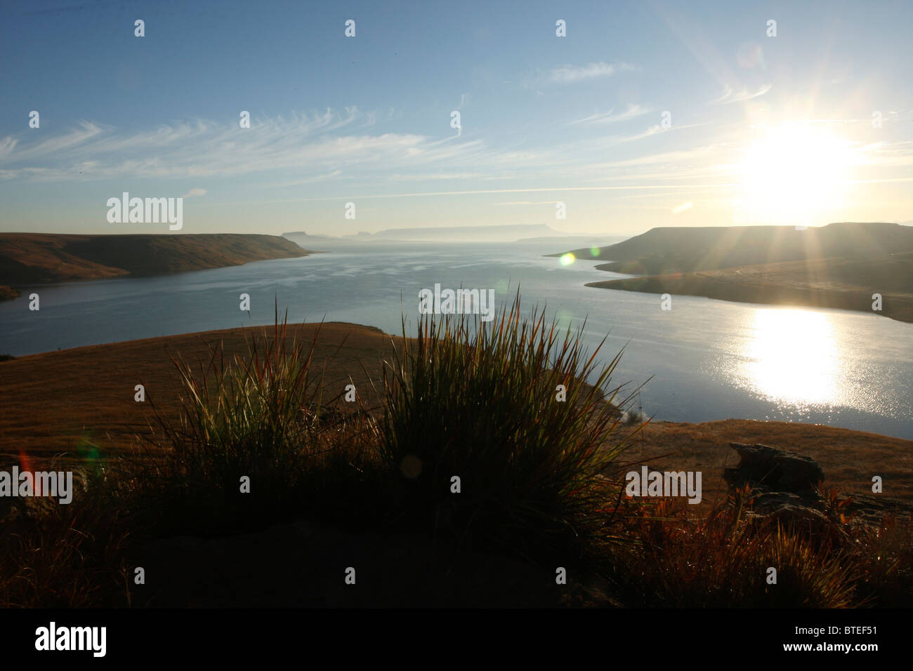 Lever du soleil sur le barrage de Sterkfontein de Wild Horses Lodge Banque D'Images