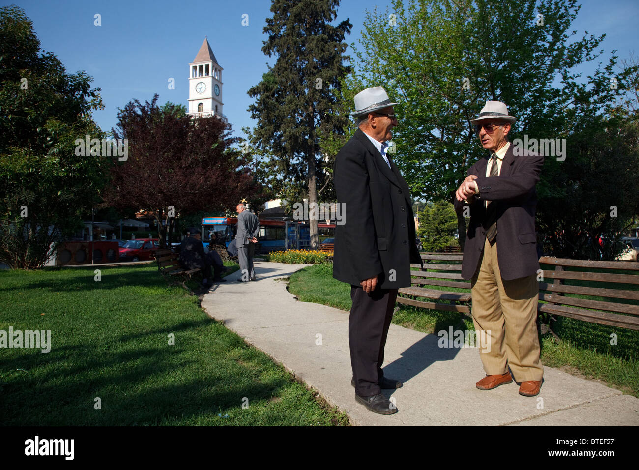 Deux vieux hommes élégante dans un parc au centre-ville de Tirana, la capitale de l'Albanie. Banque D'Images