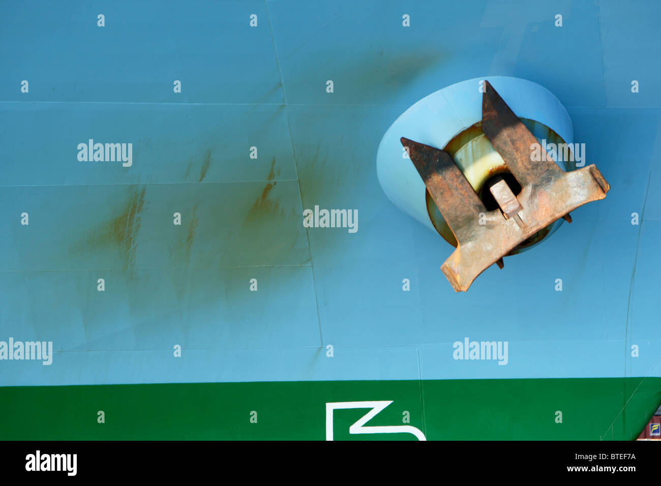 Close-up d'un ancrage sur un navire et une ligne d'eau fraîchement peint vert Banque D'Images