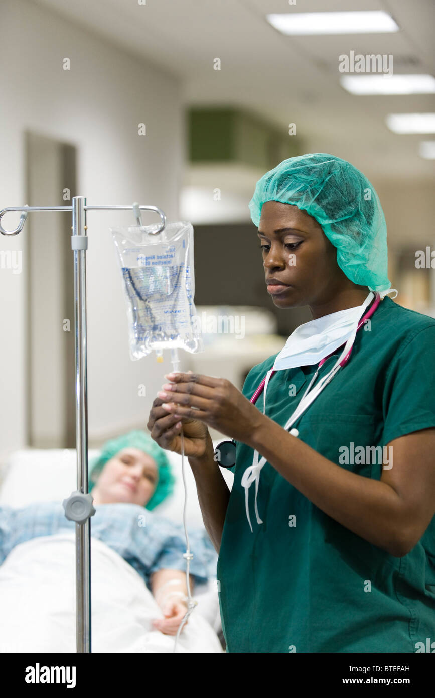 Nurse checking patient's perfusion IV Banque D'Images