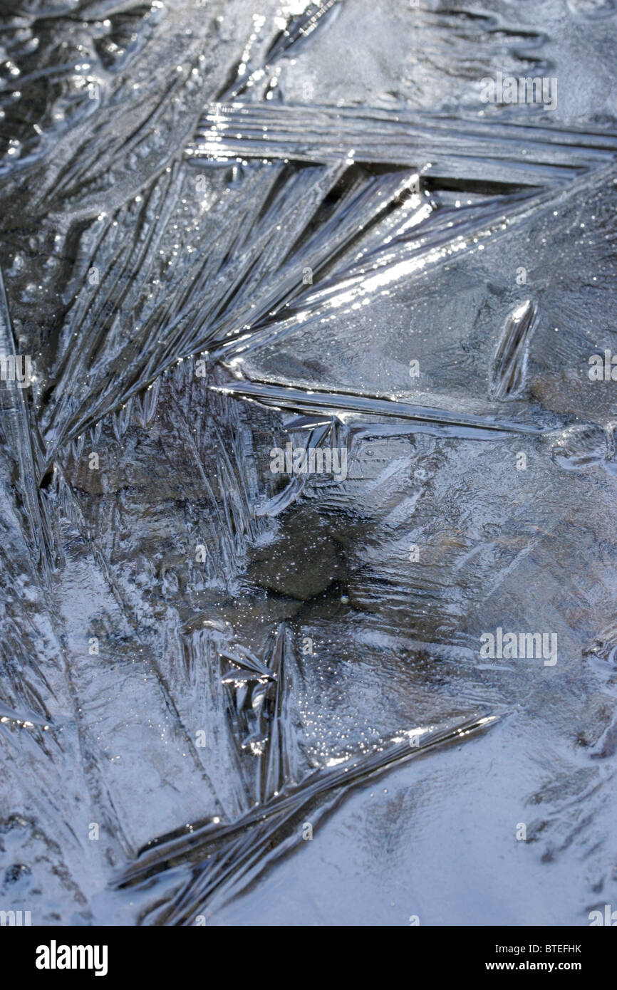 Cristaux de glace sur la surface de l'eau Banque D'Images