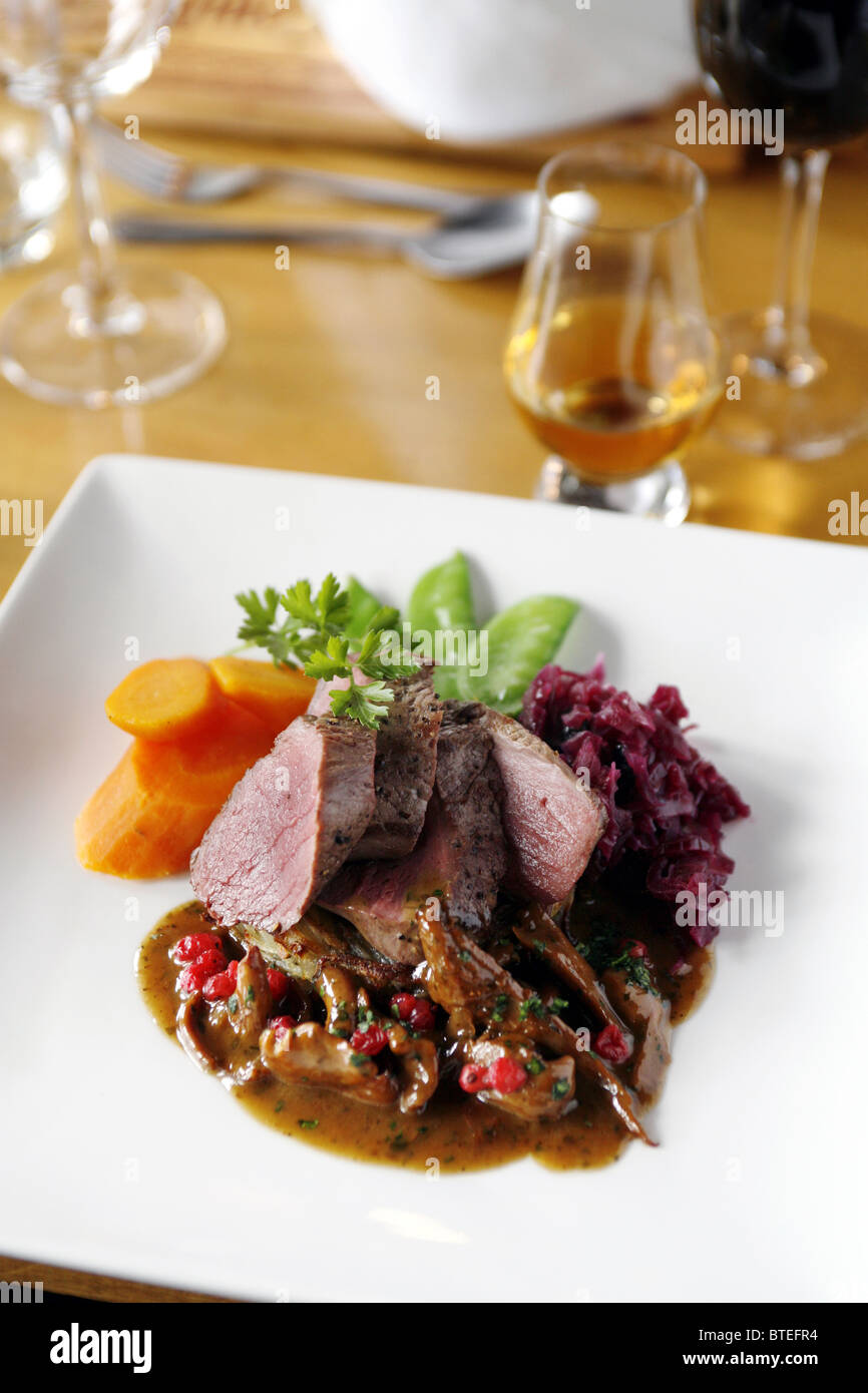 Steaks de chevreuil aux champignons sauvages, Craggan Mill Restaurant et Galerie, Grantown-on-Spey, en Écosse Banque D'Images