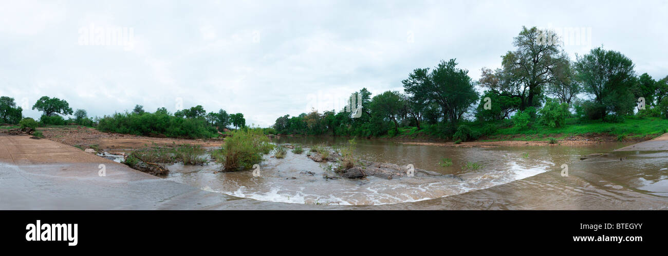 Shingwedzi rivière qui coule sur l'image Banque D'Images