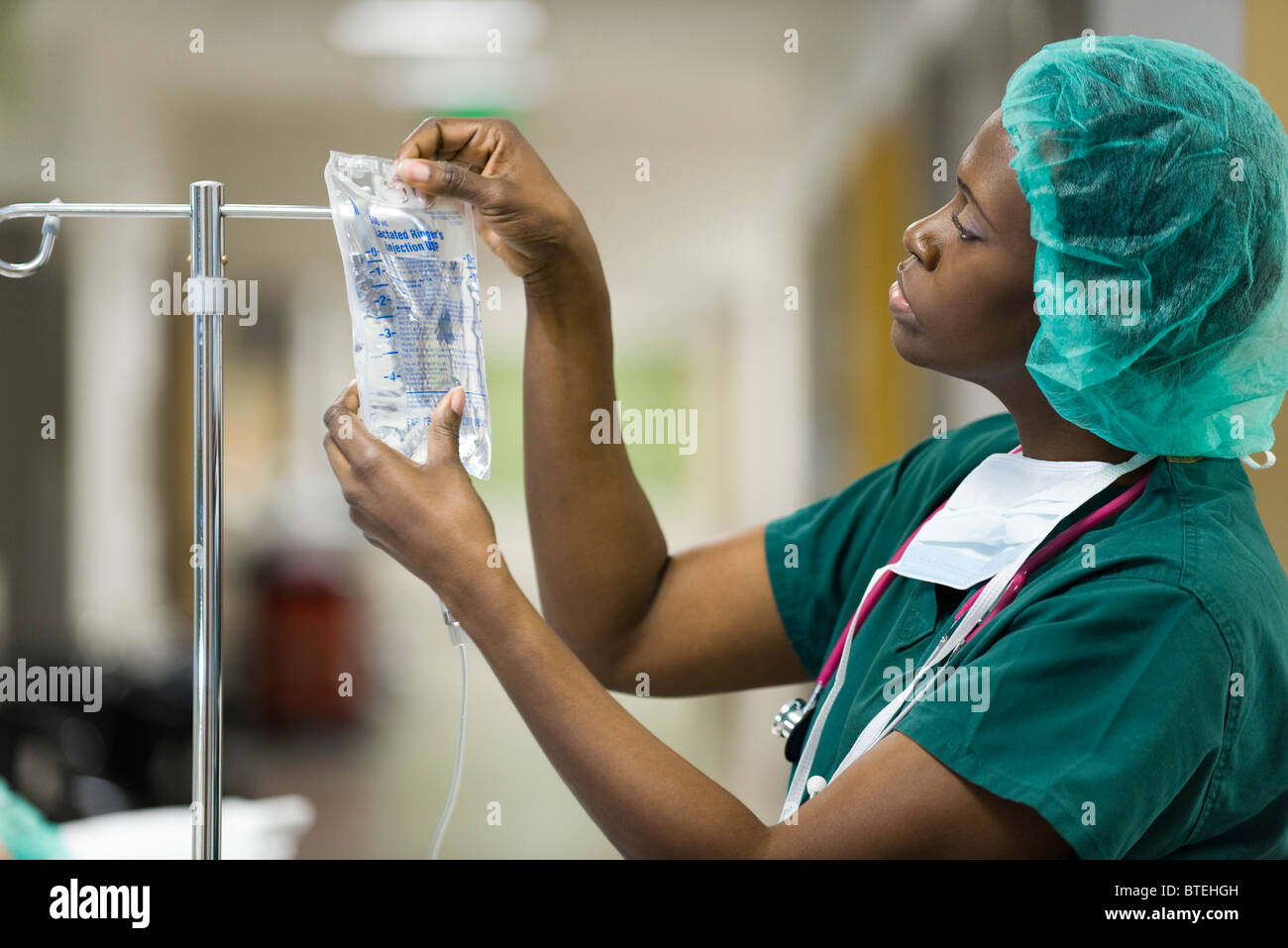 Nurse preparing perfusion IV Banque D'Images