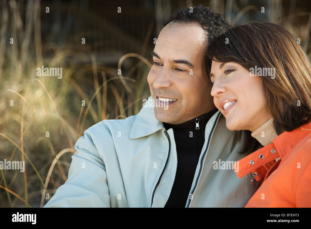 Young couple relaxing together outdoors, portrait Banque D'Images