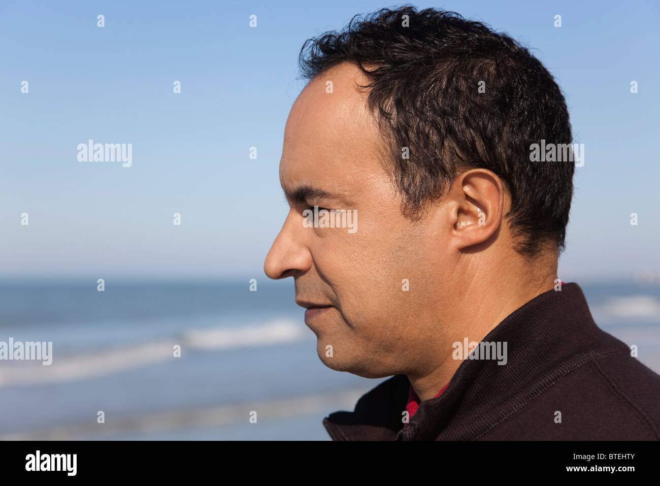 Homme mature à la recherche à l'océan, profile Banque D'Images
