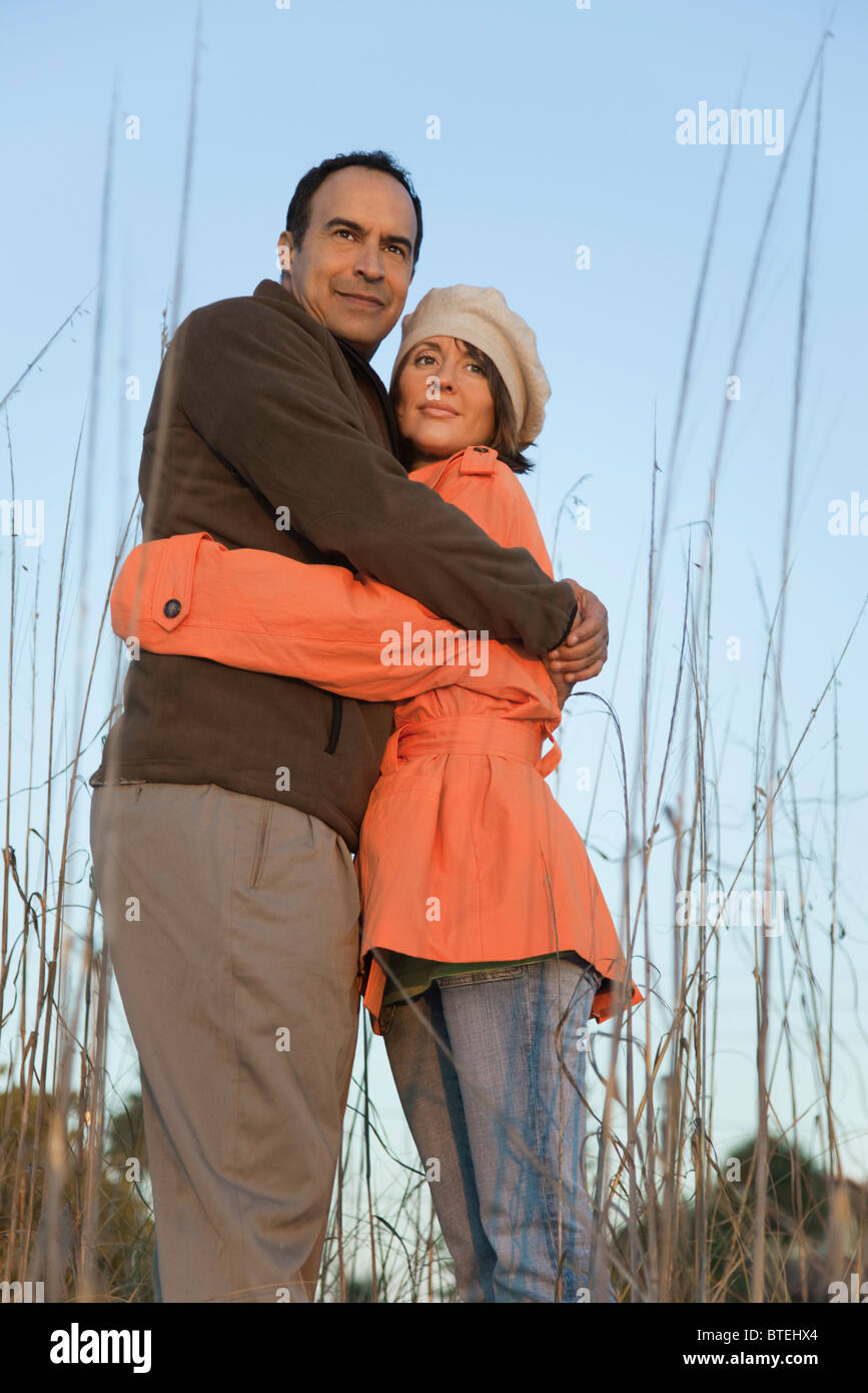 Young couple embracing outdoors, portrait Banque D'Images