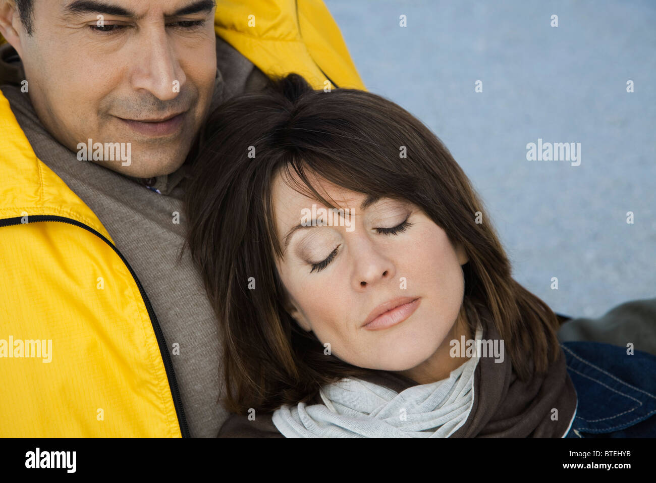 Young couple relaxing outdoors Banque D'Images