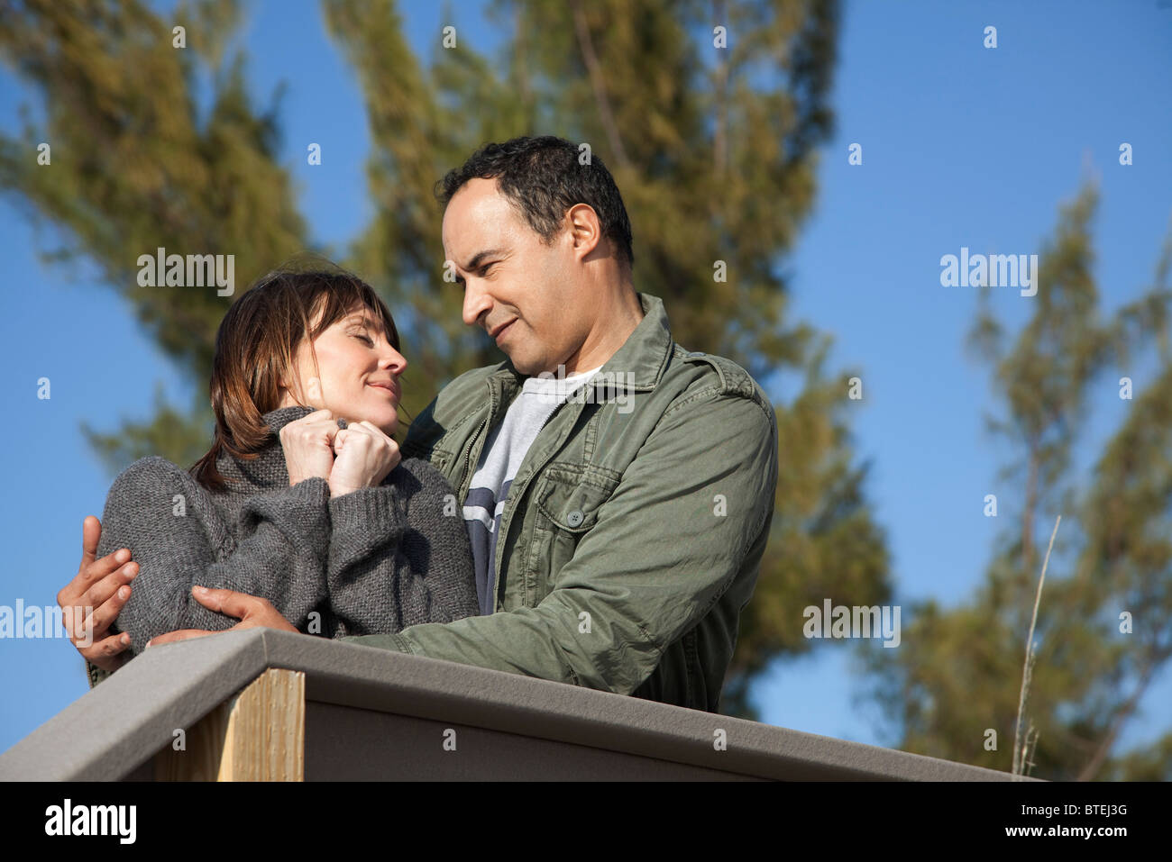 Young couple embracing outdoors Banque D'Images