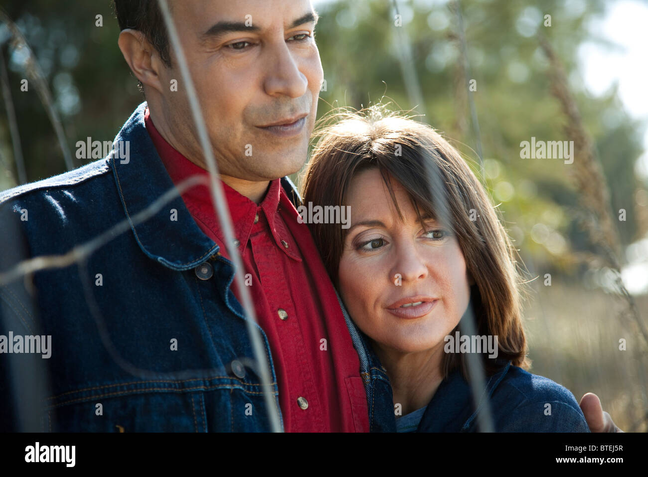 Young couple relaxing together outdoors, portrait Banque D'Images