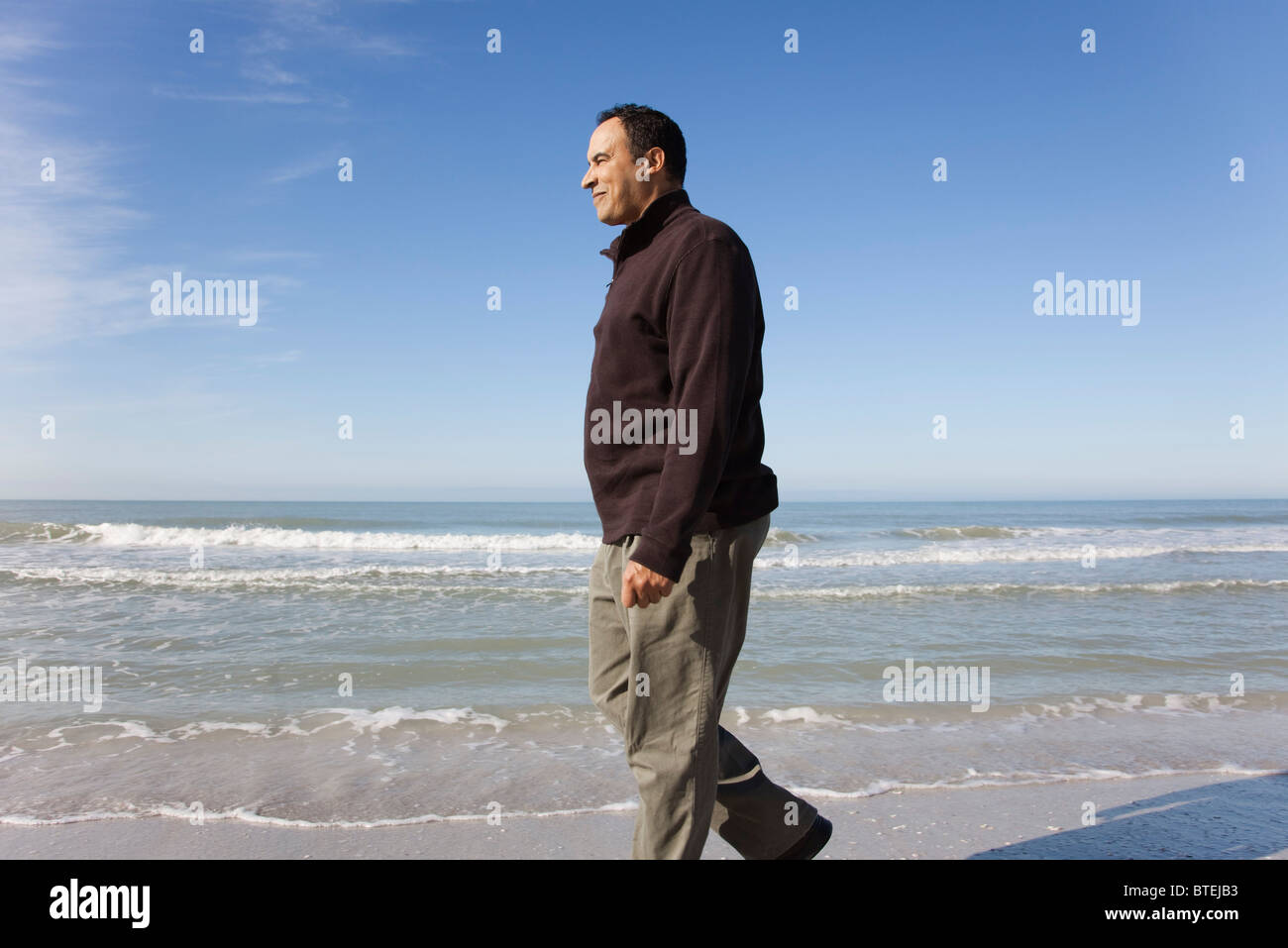 Man Walking on beach Banque D'Images