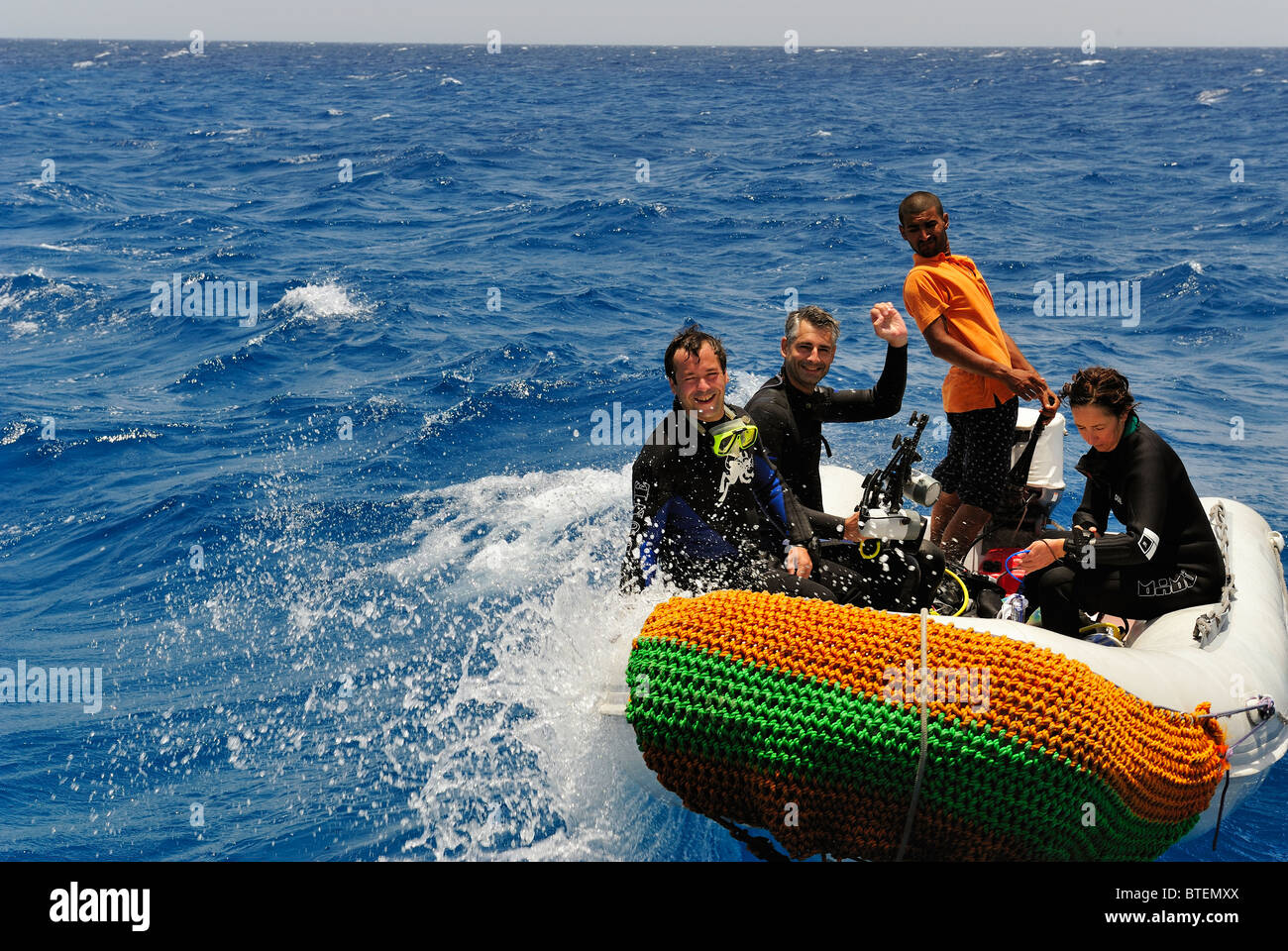 Les plongeurs à revenir dans un bateau gonflable, Egypte, Mer Rouge Banque D'Images