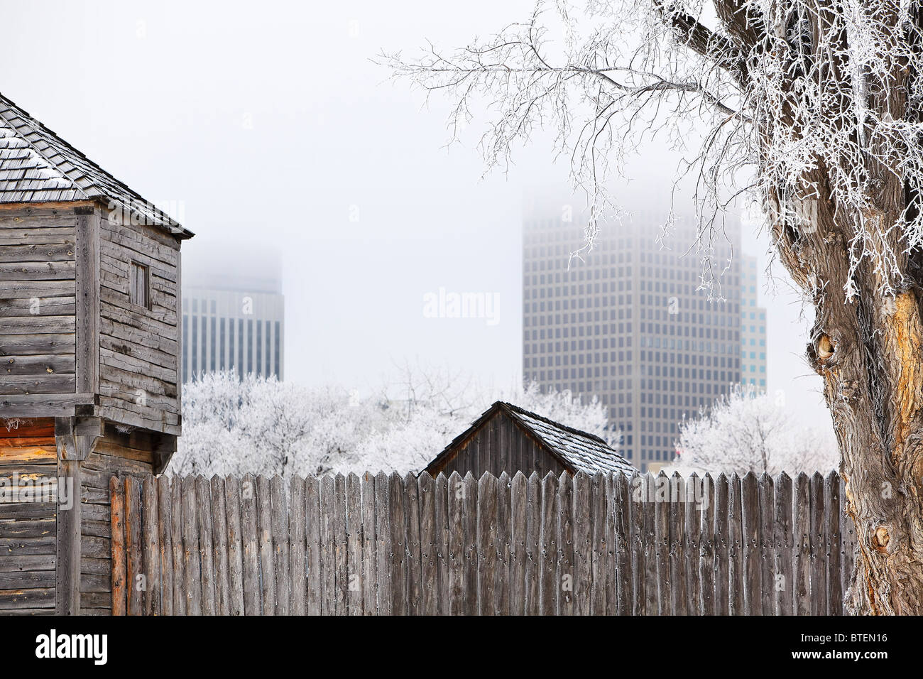 Le fort Gibraltar avec Winnipeg skyline en arrière-plan sur un jour d'hiver glacial, Winnipeg, Manitoba, Canada. Banque D'Images