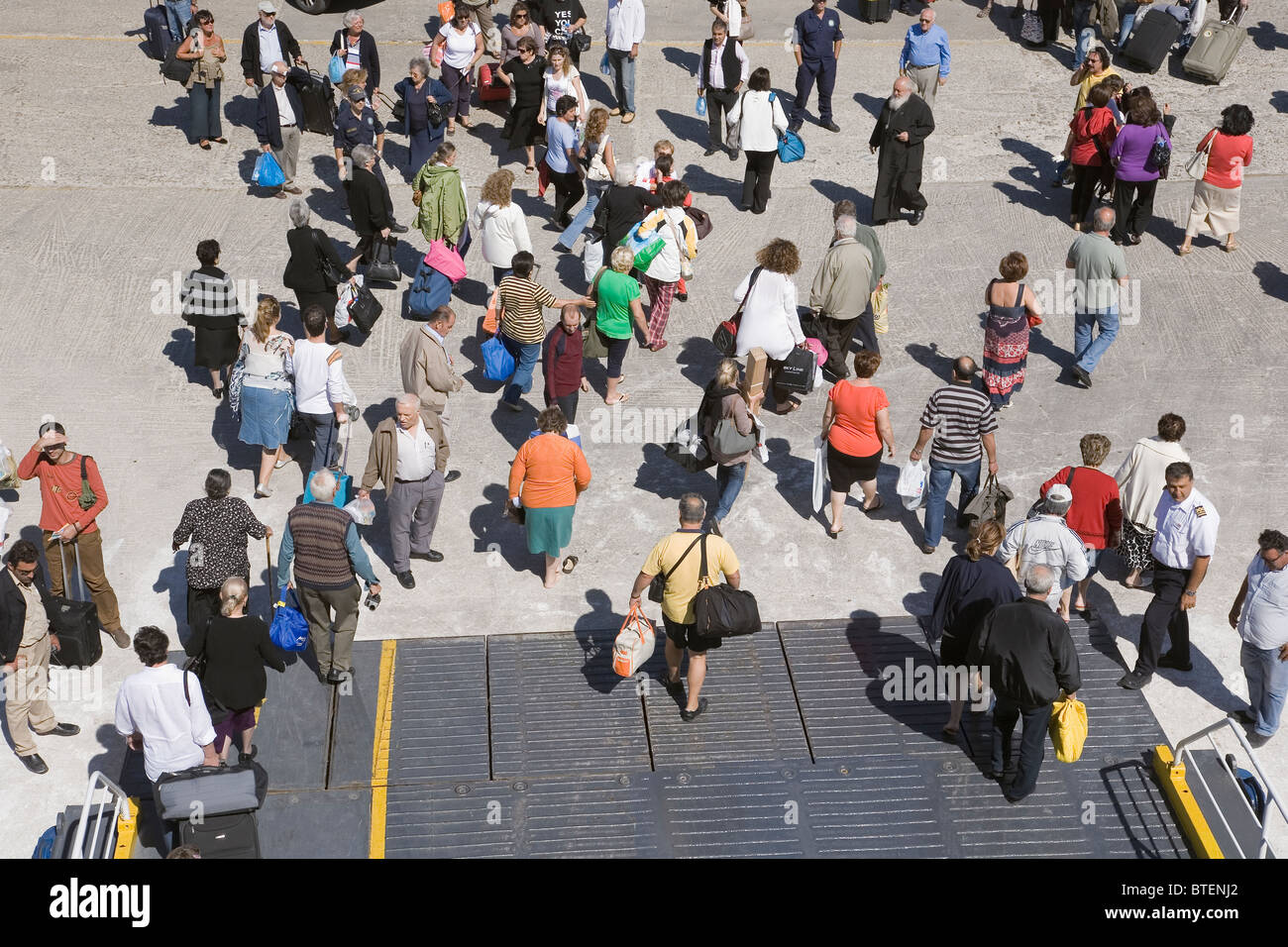 L'île de Tinos, Cyclades, en Grèce. Roll On Roll off ferry arrivant à Tinos Banque D'Images