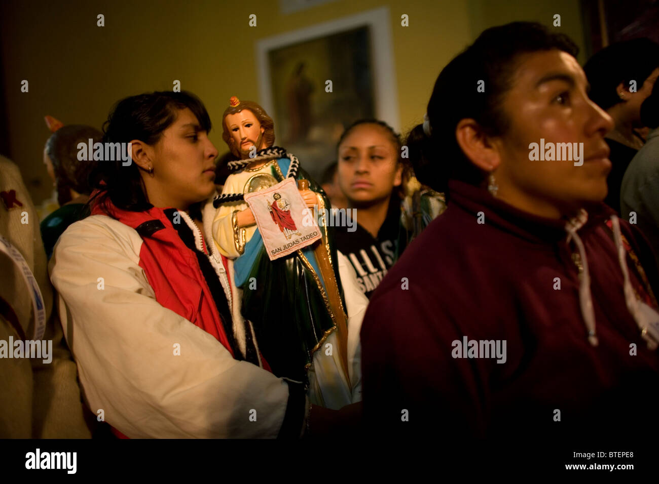 Une femme est titulaire d'une sculpture de Saint Jude Thaddée lors d'une messe en l'église de San Hipolito à Mexico Banque D'Images Une femme est titulaire d'une sculpture de Saint Jude Thaddée lors d'une messe en l'église de San Hipolito à Mexico Banque D'Images