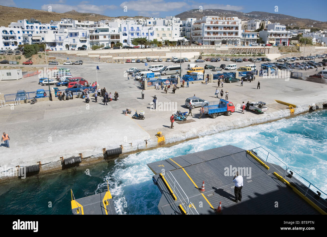 L'île de Tinos, Cyclades, en Grèce. Roll On Roll off ferry arrivant à Tinos Banque D'Images
