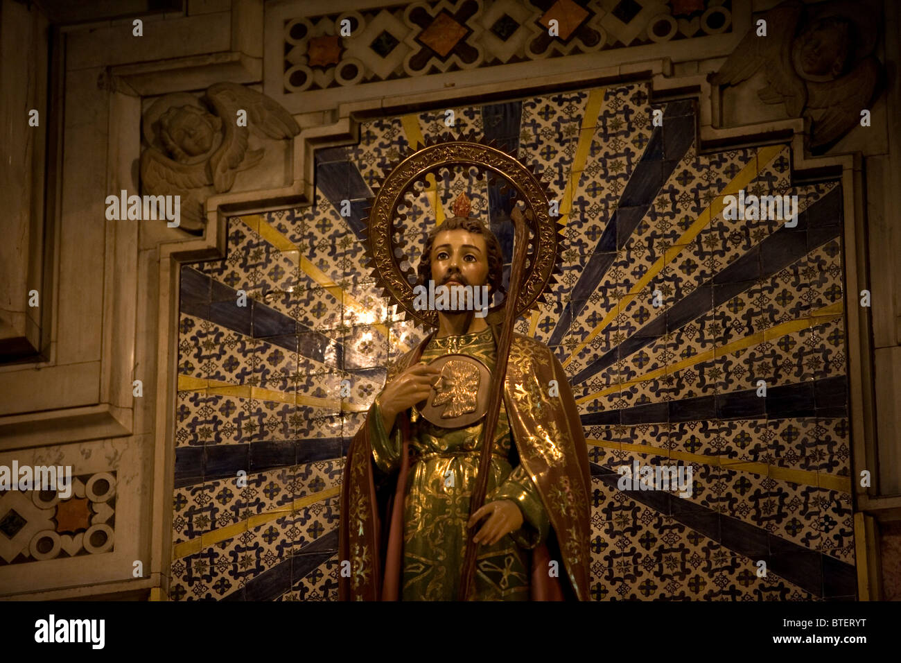 Une sculpture de Saint Jude Thaddée est affichée dans l'autel principal de l'église de San Hipolito à Mexico Banque D'Images Une sculpture de Saint Jude Thaddée est affichée dans l'autel principal de l'église de San Hipolito à Mexico Banque D'Images