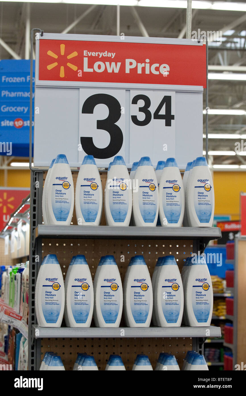 Panneau annonçant des marchandises à bas prix pour nouveau magasin Walmart à Austin, Texas ©Marjorie Kamys Cotera Banque D'Images