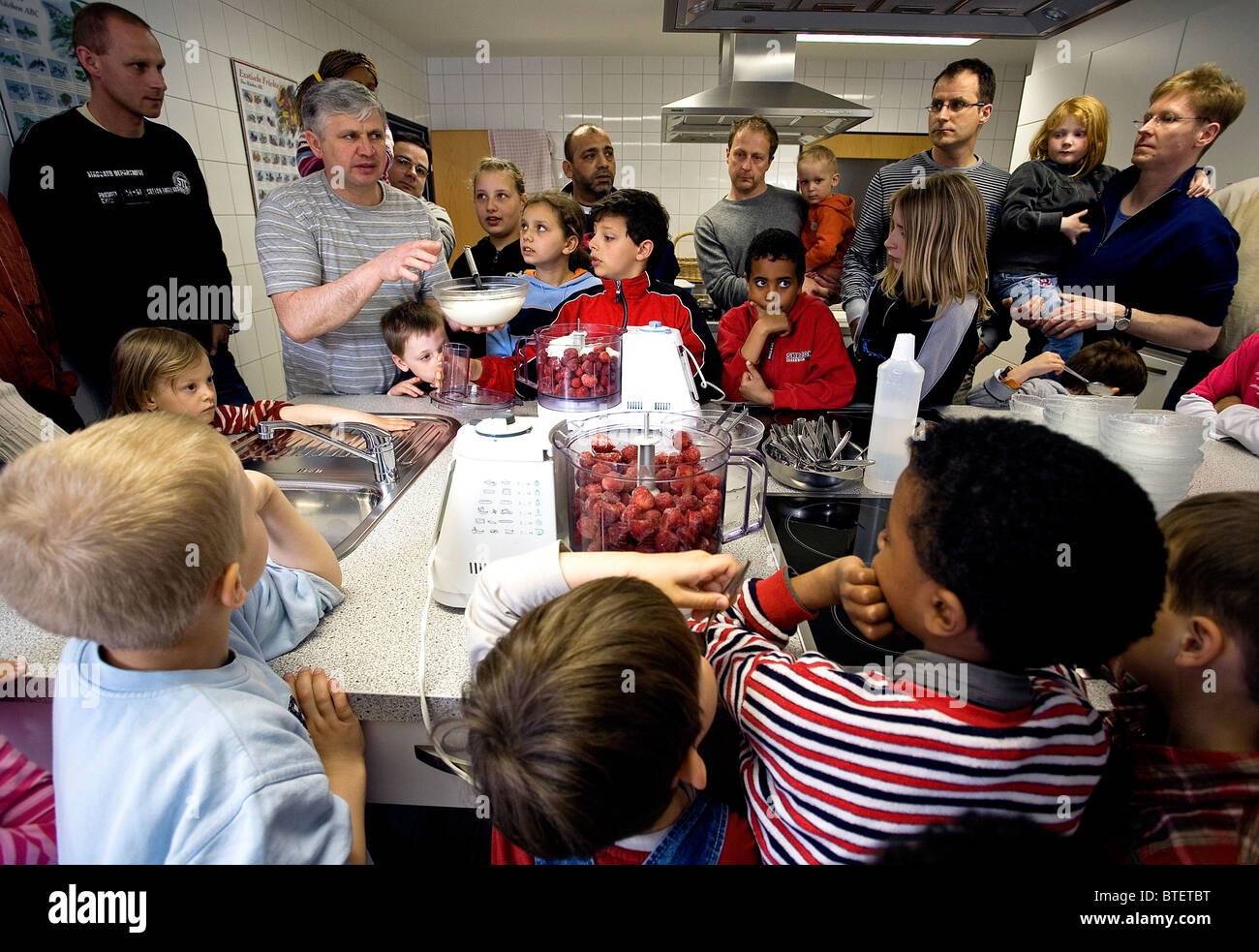 Les enfants et les pères au cours de la formation en cuisine collective équipée, Norderney, Allemagne Banque D'Images